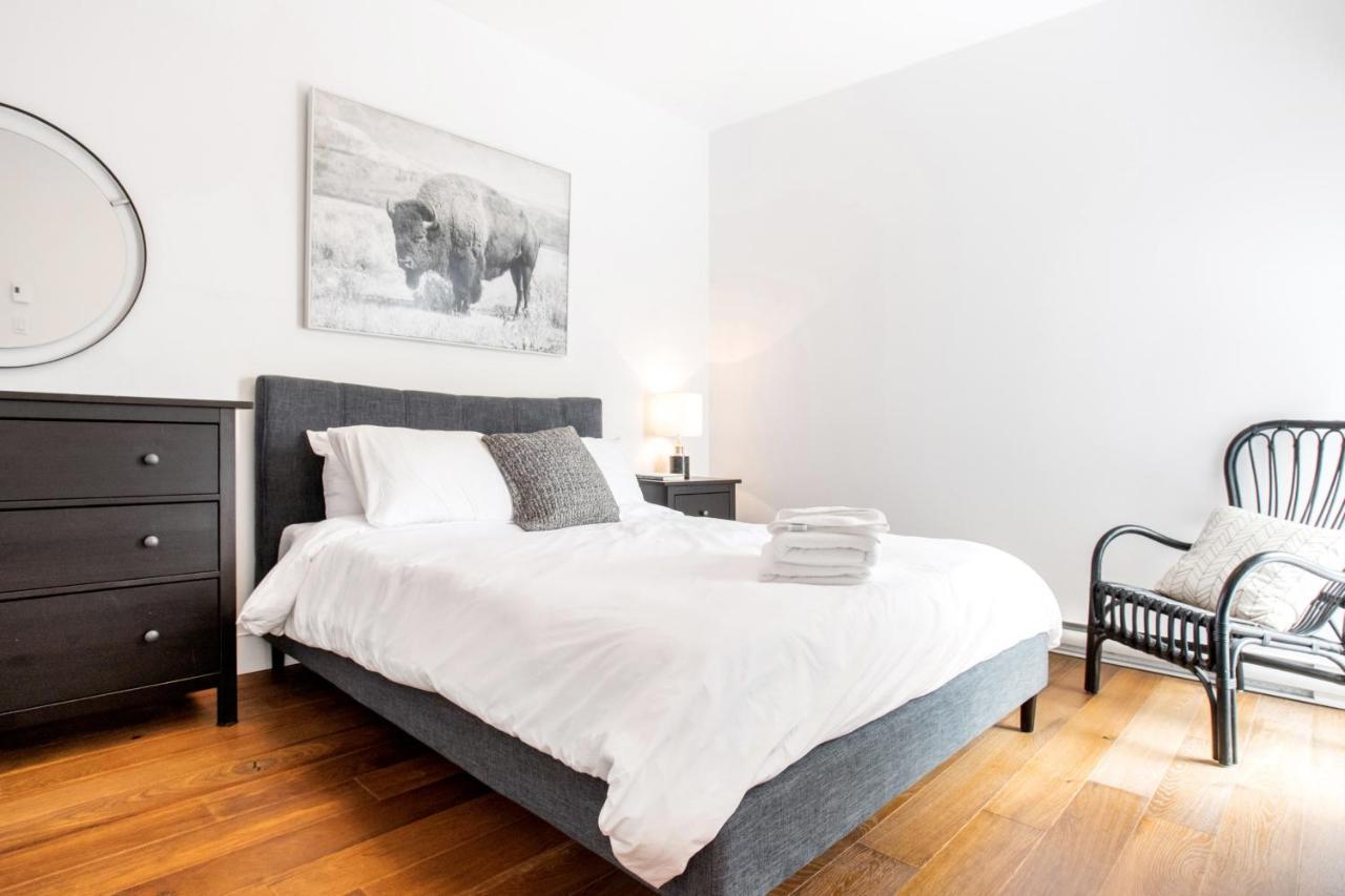 Sleek Condo In The Heart Of Little Italy By Den Stays Montreal Room photo
