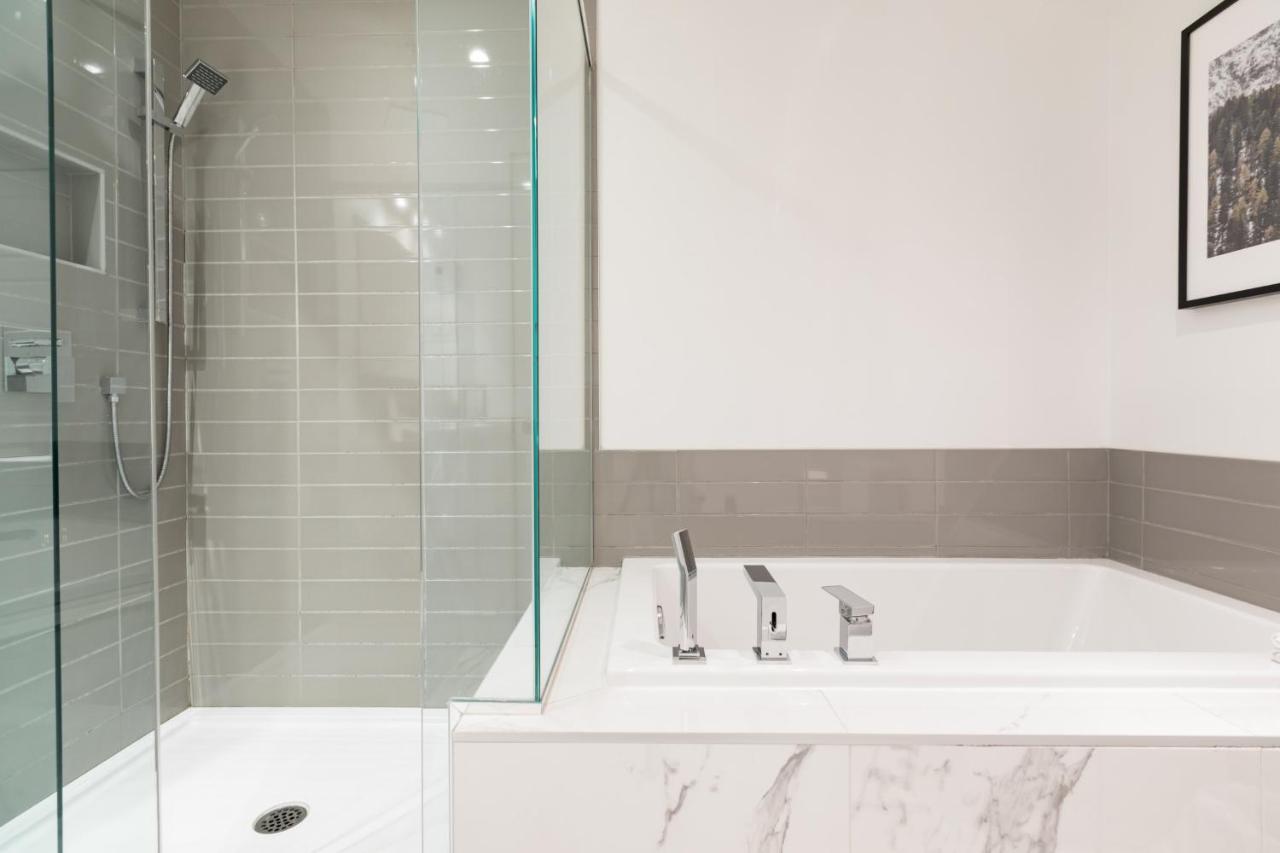 Sleek Condo In The Heart Of Little Italy By Den Stays Montreal Room photo