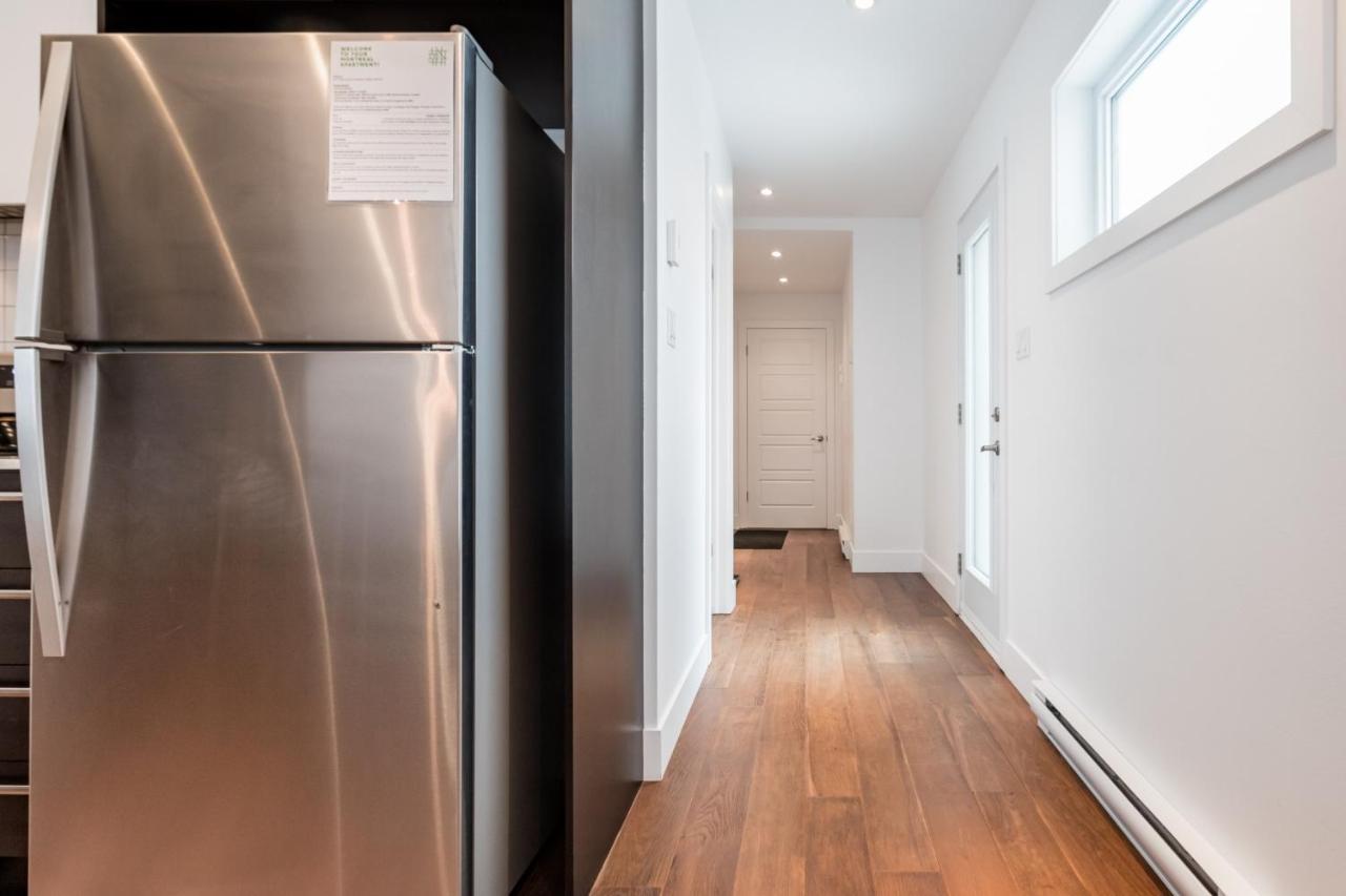 Sleek Condo In The Heart Of Little Italy By Den Stays Montreal Room photo