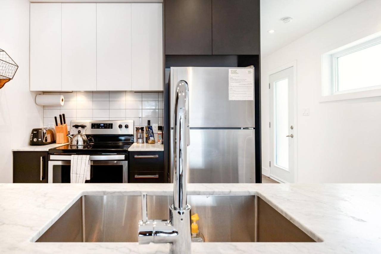 Sleek Condo In The Heart Of Little Italy By Den Stays Montreal Room photo