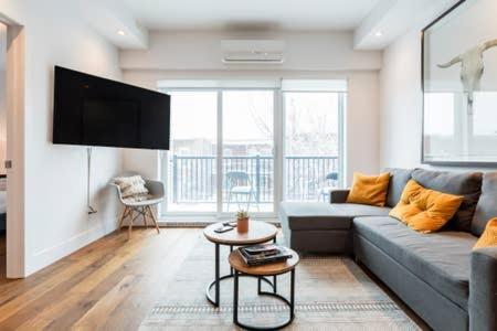 Sleek Condo In The Heart Of Little Italy By Den Stays Montreal Room photo