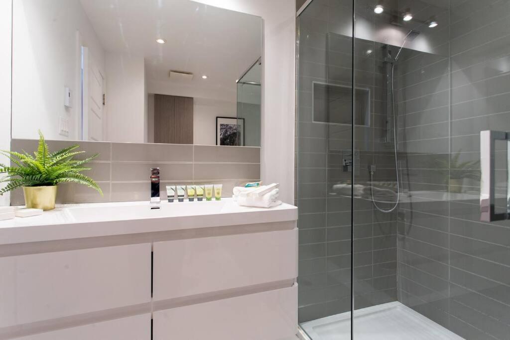 Sleek Condo In The Heart Of Little Italy By Den Stays Montreal Exterior photo