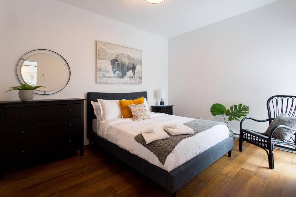 Sleek Condo In The Heart Of Little Italy By Den Stays Montreal Exterior photo
