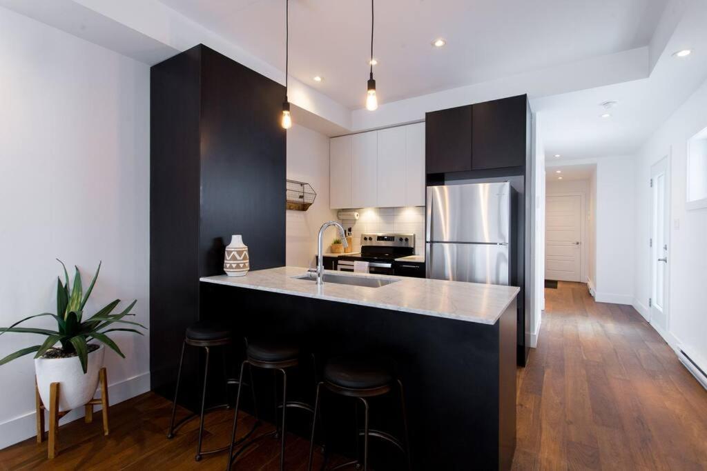 Sleek Condo In The Heart Of Little Italy By Den Stays Montreal Exterior photo