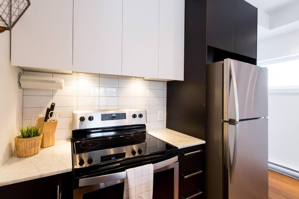 Sleek Condo In The Heart Of Little Italy By Den Stays Montreal Exterior photo