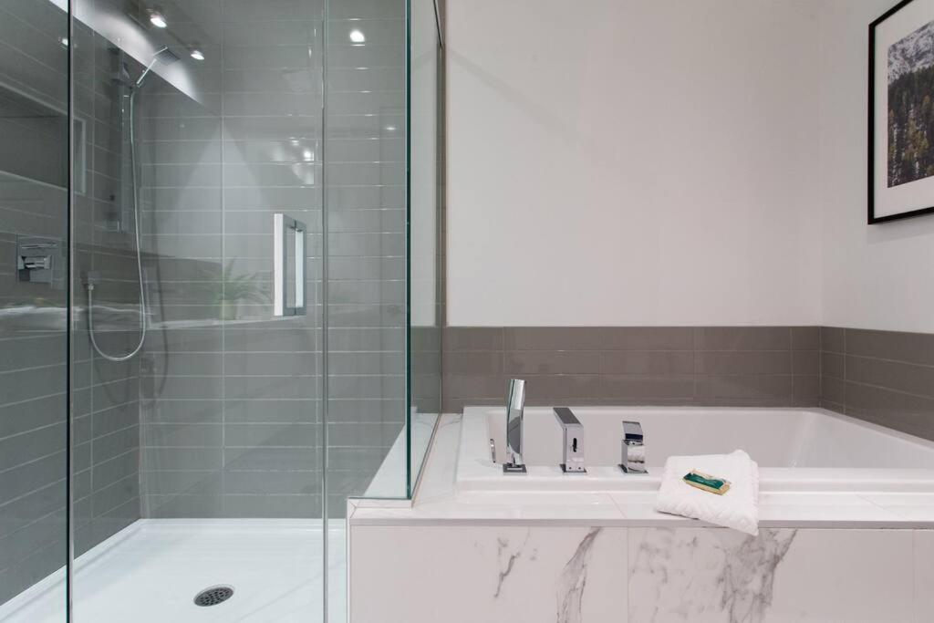 Sleek Condo In The Heart Of Little Italy By Den Stays Montreal Exterior photo