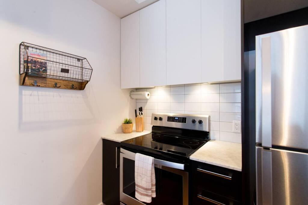 Sleek Condo In The Heart Of Little Italy By Den Stays Montreal Exterior photo