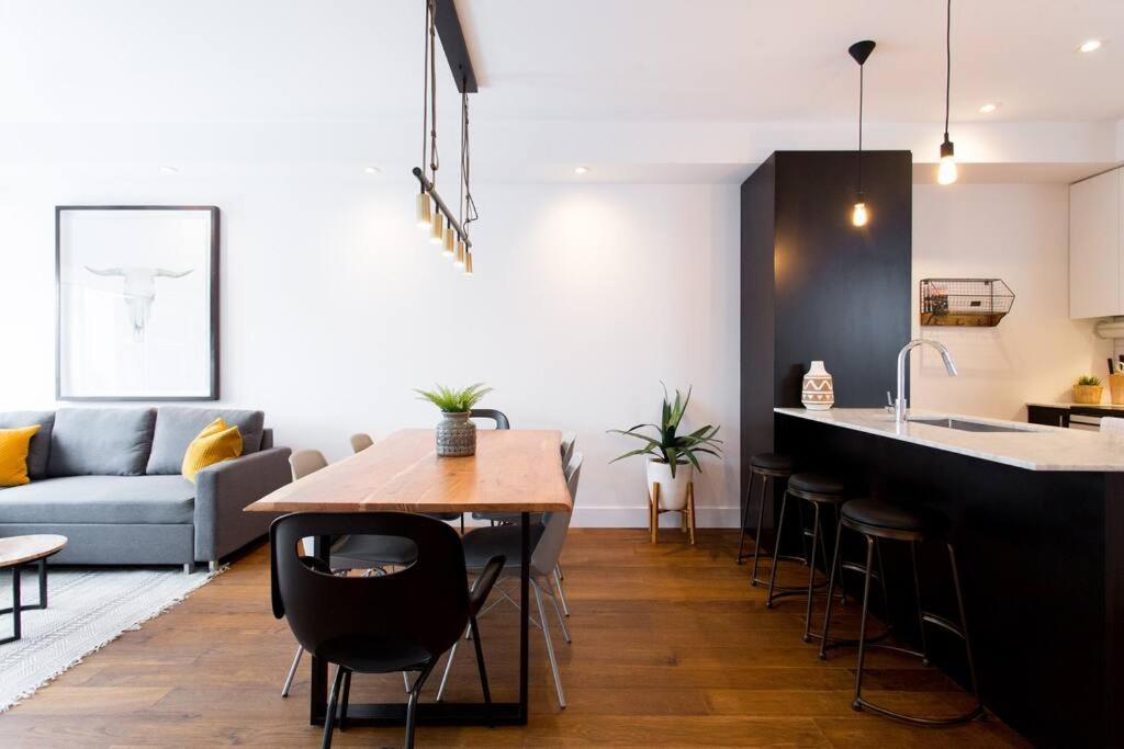 Sleek Condo In The Heart Of Little Italy By Den Stays Montreal Exterior photo