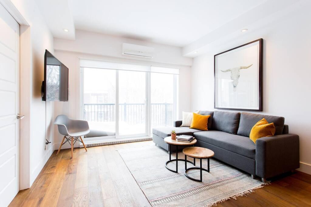 Sleek Condo In The Heart Of Little Italy By Den Stays Montreal Exterior photo