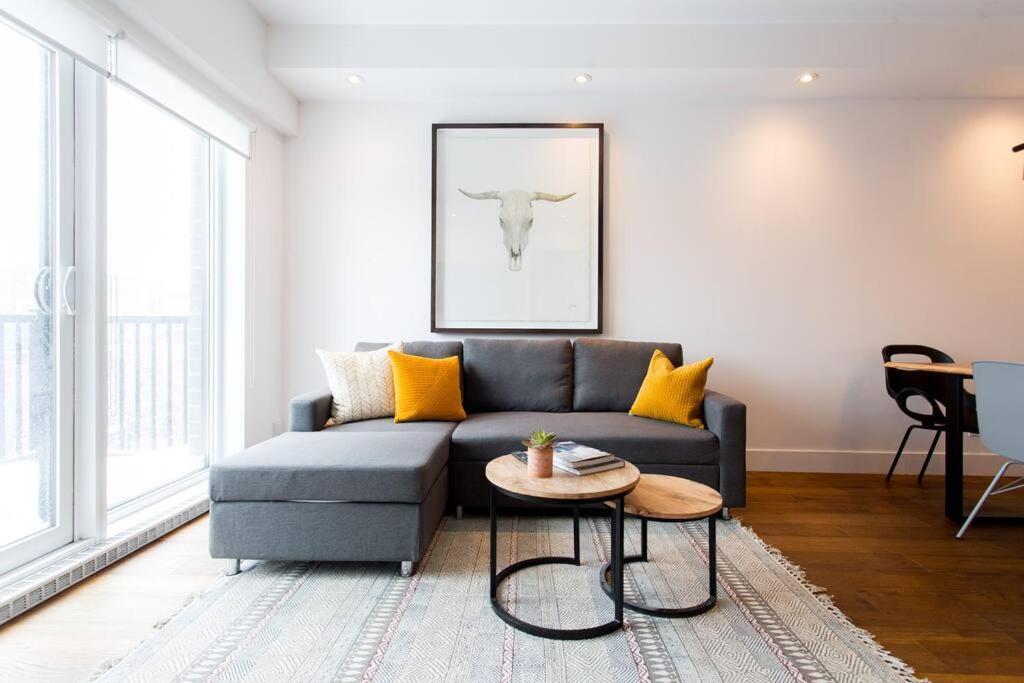 Sleek Condo In The Heart Of Little Italy By Den Stays Montreal Exterior photo