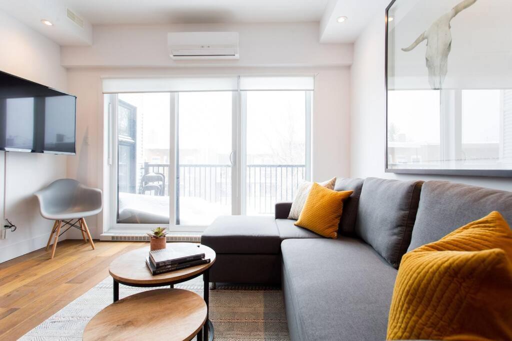 Sleek Condo In The Heart Of Little Italy By Den Stays Montreal Exterior photo