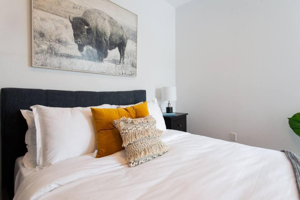 Sleek Condo In The Heart Of Little Italy By Den Stays Montreal Exterior photo