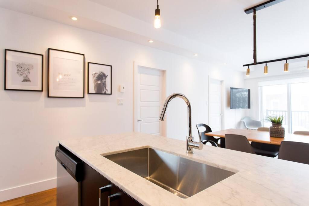 Sleek Condo In The Heart Of Little Italy By Den Stays Montreal Exterior photo