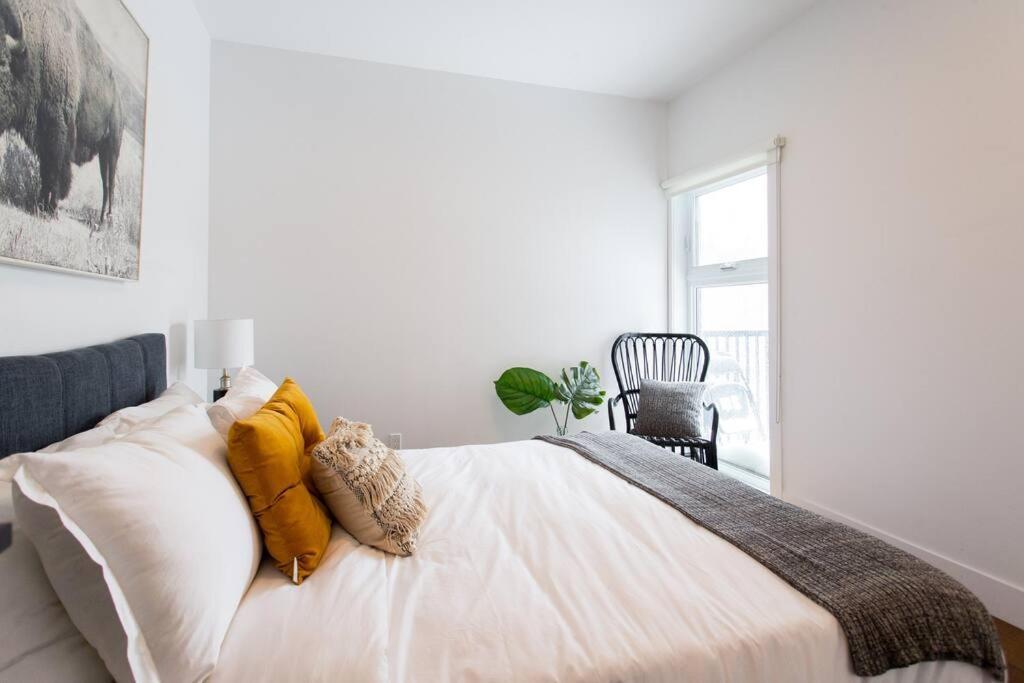 Sleek Condo In The Heart Of Little Italy By Den Stays Montreal Exterior photo