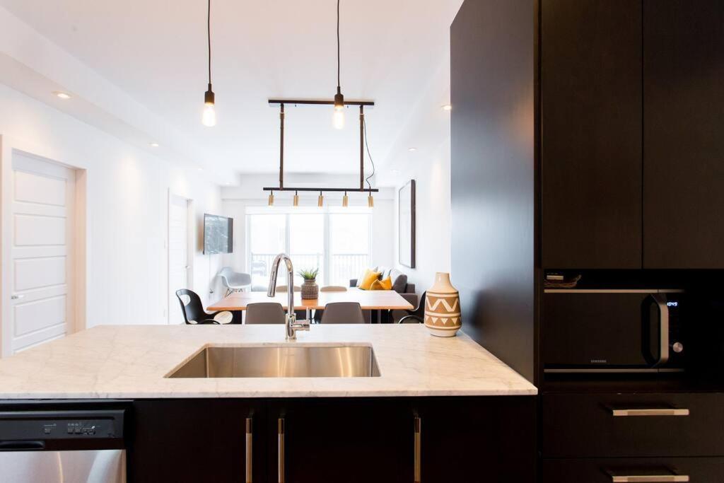 Sleek Condo In The Heart Of Little Italy By Den Stays Montreal Exterior photo