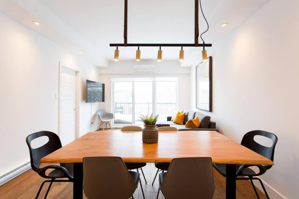 Sleek Condo In The Heart Of Little Italy By Den Stays Montreal Exterior photo