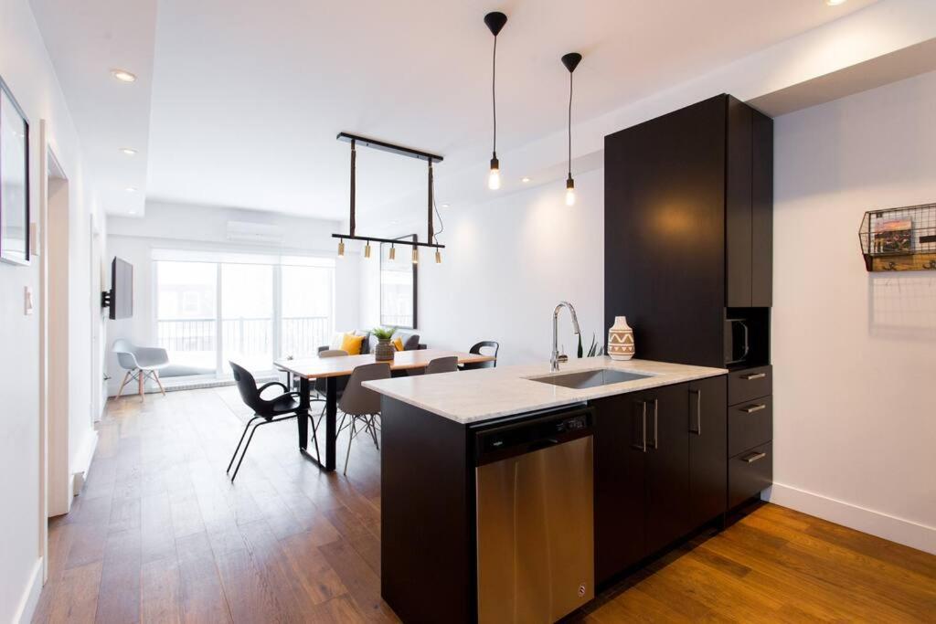 Sleek Condo In The Heart Of Little Italy By Den Stays Montreal Exterior photo